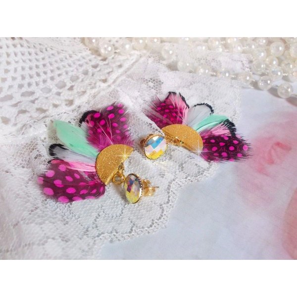 BO Plumis avec plumes de faisan et pintade, embouts demi-lune, cristaux et clous d'oreilles en laiton