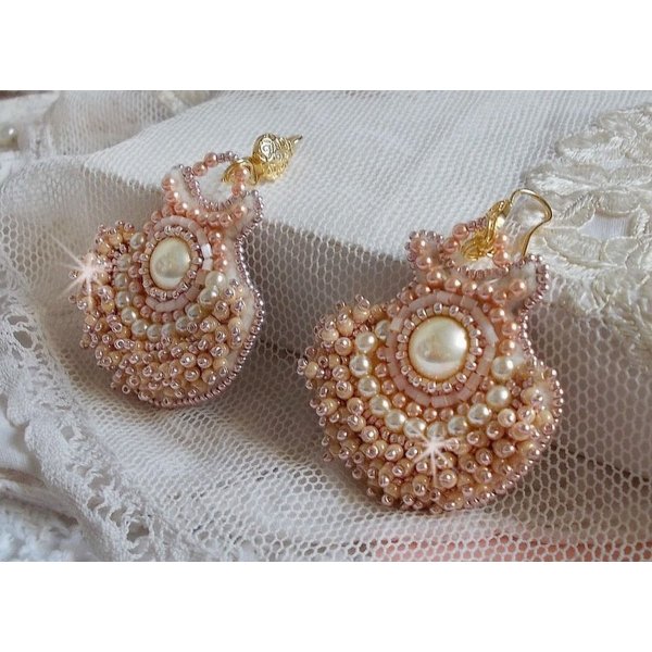 BO Reispuder bestickt mit kleinen runden Perlmuttperlen aus Swarovski-Kristall und Miyuki-Rocailles 