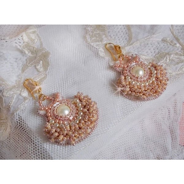 BO Reispuder bestickt mit kleinen runden Perlmuttperlen aus Swarovski-Kristall und Miyuki-Rocailles 