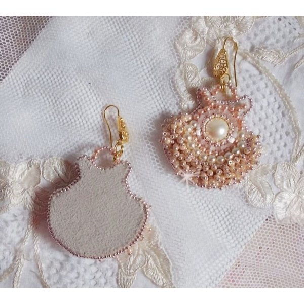 BO Reispuder bestickt mit kleinen runden Perlmuttperlen aus Swarovski-Kristall und Miyuki-Rocailles 