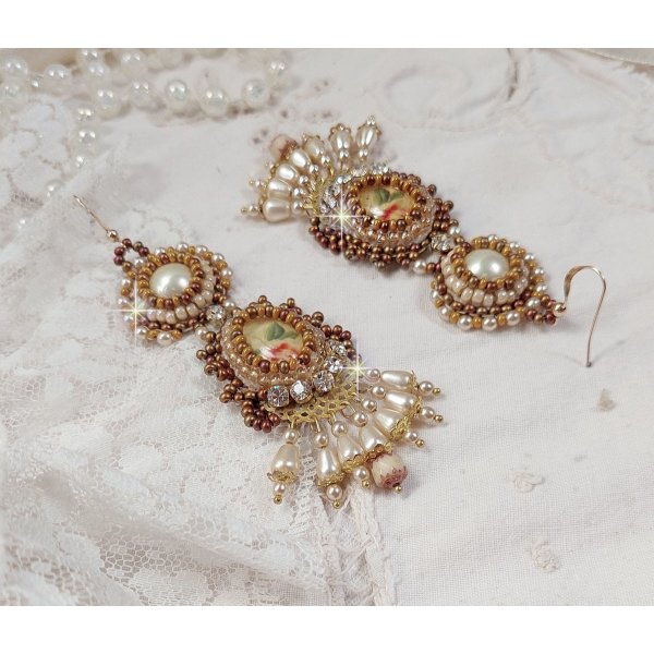 BO Reflets de Ros&eacute;e sind mit Perlmuttperlen, Swarovski-Kristallen und Ohrhaken aus 14-kar&auml;tigem Gold Filled bestickt.