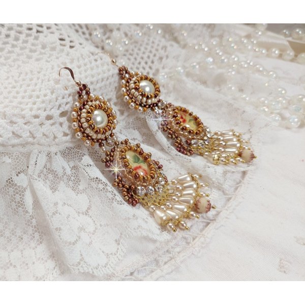 BO Reflets de Ros&eacute;e sind mit Perlmuttperlen, Swarovski-Kristallen und Ohrhaken aus 14-kar&auml;tigem Gold Filled bestickt.