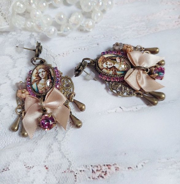 BO Reine Roses créées avec cabochon verre, nœud satin, strass, clochettes et perles Cristal Swarovski