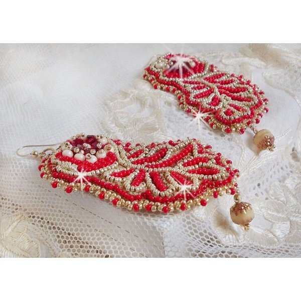 BO Renaissance bestickt mit Swarovski-Kristallen, Facettenschliff Antique Ivory, Rocailles und Haken in 14 Karat Gold Filled