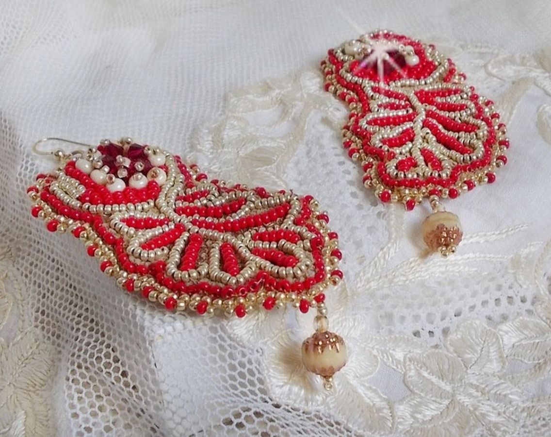 BO Renaissance bestickt mit Swarovski-Kristallen, Facettenschliff Antique Ivory, Rocailles und Haken in 14 Karat Gold Filled
