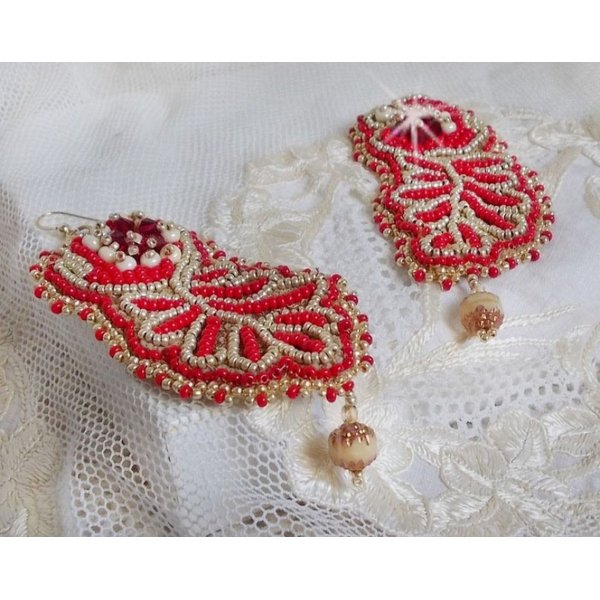 BO Renaissance bestickt mit Swarovski-Kristallen, Facettenschliff Antique Ivory, Rocailles und Haken in 14 Karat Gold Filled