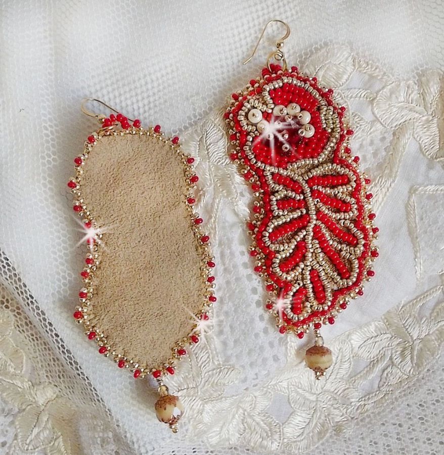 BO Renaissance bestickt mit Swarovski-Kristallen, Facettenschliff Antique Ivory, Rocailles und Haken in 14 Karat Gold Filled