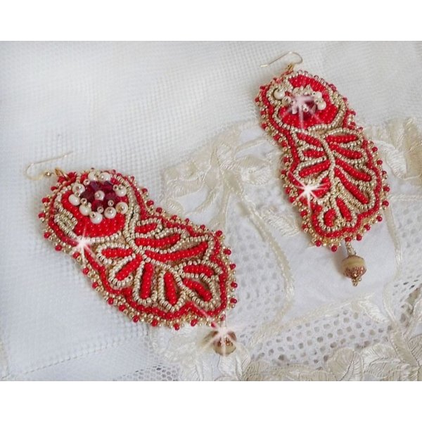 BO Renaissance bestickt mit Swarovski-Kristallen, Facettenschliff Antique Ivory, Rocailles und Haken in 14 Karat Gold Filled