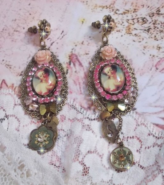 BO Rosal&egrave;ne kreiert mit Kristallen, Harzblumen, Charms und verschiedenen Materialien 