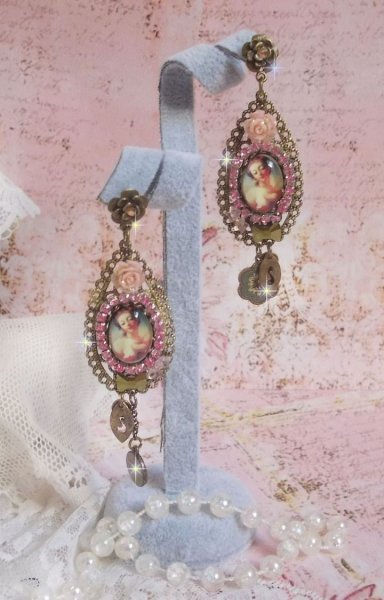 BO Rosal&egrave;ne kreiert mit Kristallen, Harzblumen, Charms und verschiedenen Materialien 