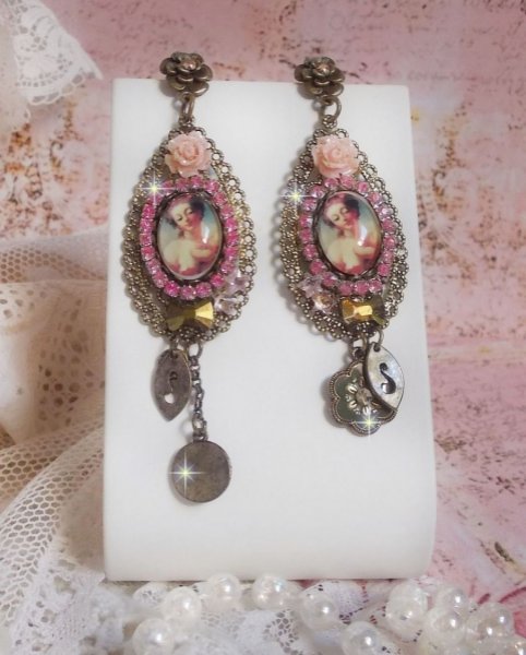 BO Rosal&egrave;ne kreiert mit Kristallen, Harzblumen, Charms und verschiedenen Materialien 