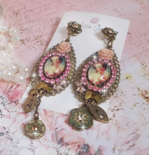 BO Rosal&egrave;ne kreiert mit Kristallen, Harzblumen, Charms und verschiedenen Materialien 