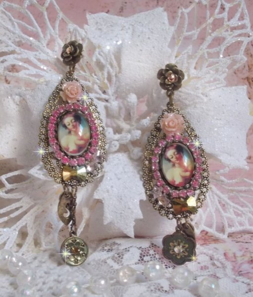 BO Rosal&egrave;ne kreiert mit Kristallen, Harzblumen, Charms und verschiedenen Materialien 