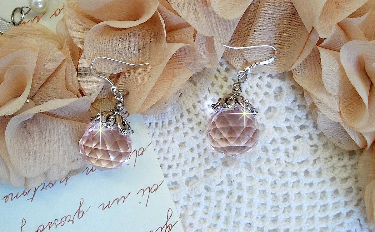 BO Irisierende Rose mit Kugeln aus Swarovski-Kristall und mit Ohrhaken aus Silber 925/1000