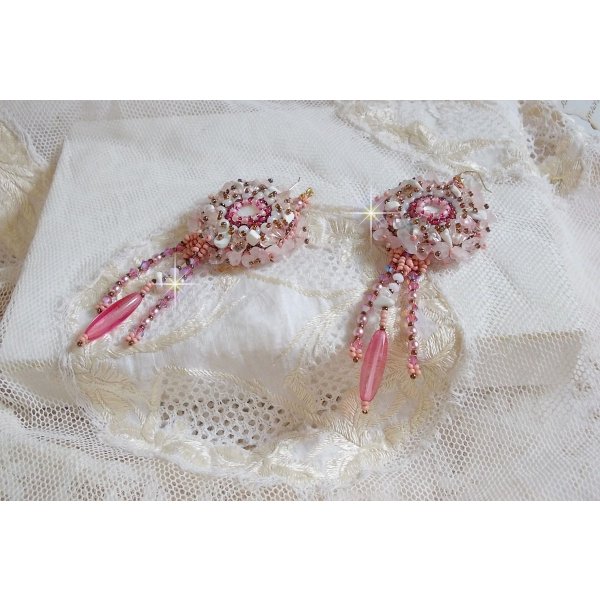 BO Rose Royale bestickt mit Perlmuttcabochons, Chips aus (wei&szlig;em Quarz und Howlith), Swarovski-Kristallen, Rosenraketen, Rocailles und Haken aus 14 Karat Gold Filled