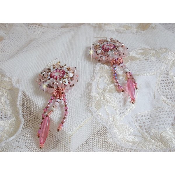 BO Rose Royale bestickt mit Perlmuttcabochons, Chips aus (wei&szlig;em Quarz und Howlith), Swarovski-Kristallen, Rosenraketen, Rocailles und Haken aus 14 Karat Gold Filled