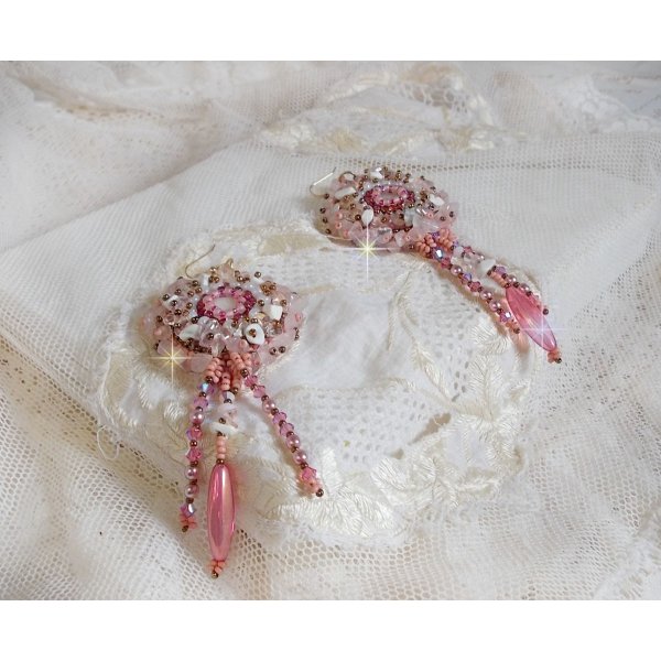 BO Rose Royale bestickt mit Perlmuttcabochons, Chips aus (wei&szlig;em Quarz und Howlith), Swarovski-Kristallen, Rosenraketen, Rocailles und Haken aus 14 Karat Gold Filled