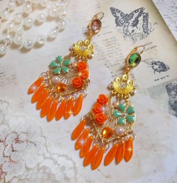 BO Rosengarten Orange Rosen, kreiert mit Strasssteinen und Cabochons aus Swarovski-Kristall, Blumen, orangefarbenen Dolchen, Glascabochons und hochwertigen Accessoires