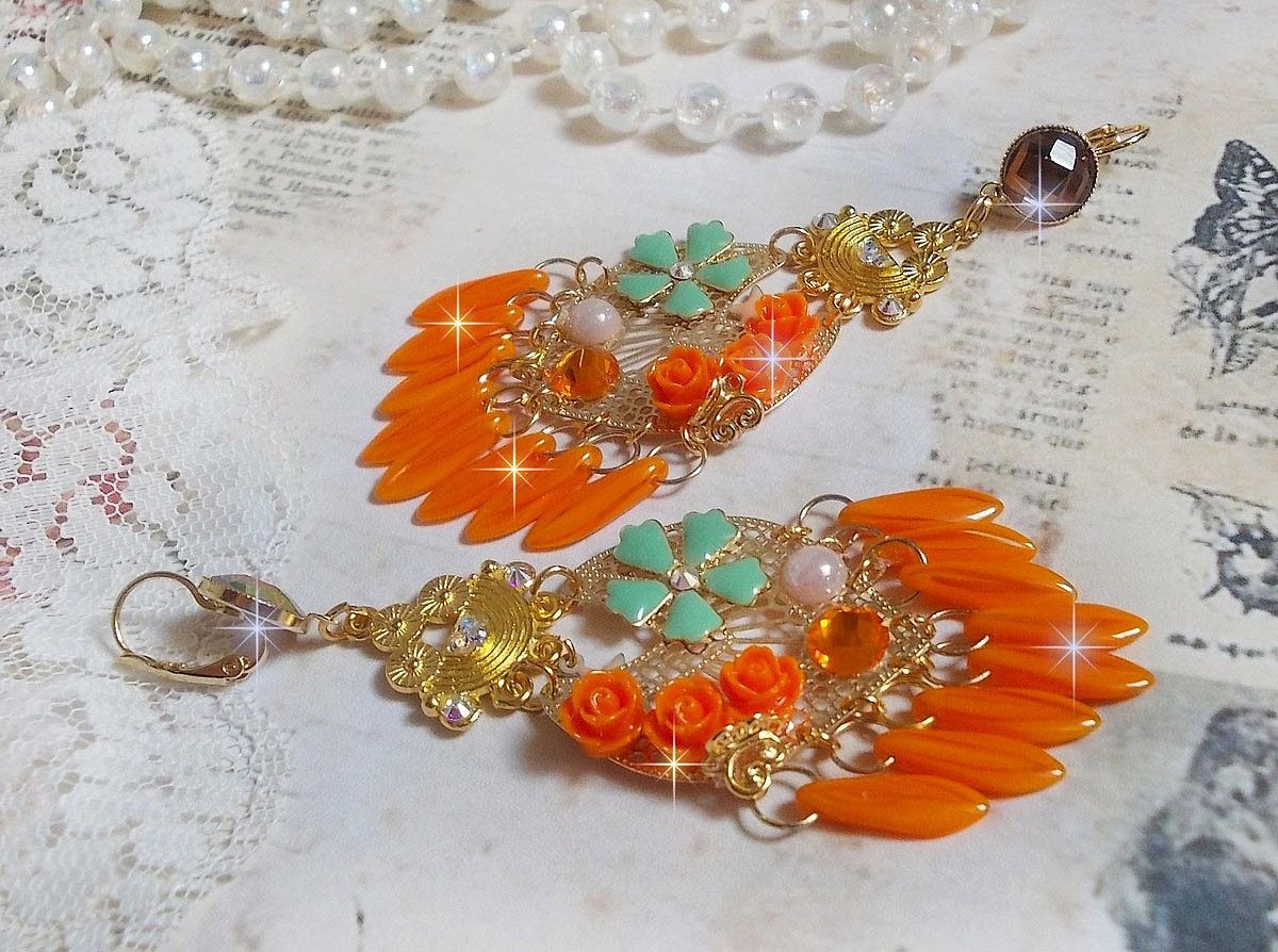 BO Rosengarten Orange Rosen, kreiert mit Strasssteinen und Cabochons aus Swarovski-Kristall, Blumen, orangefarbenen Dolchen, Glascabochons und hochwertigen Accessoires