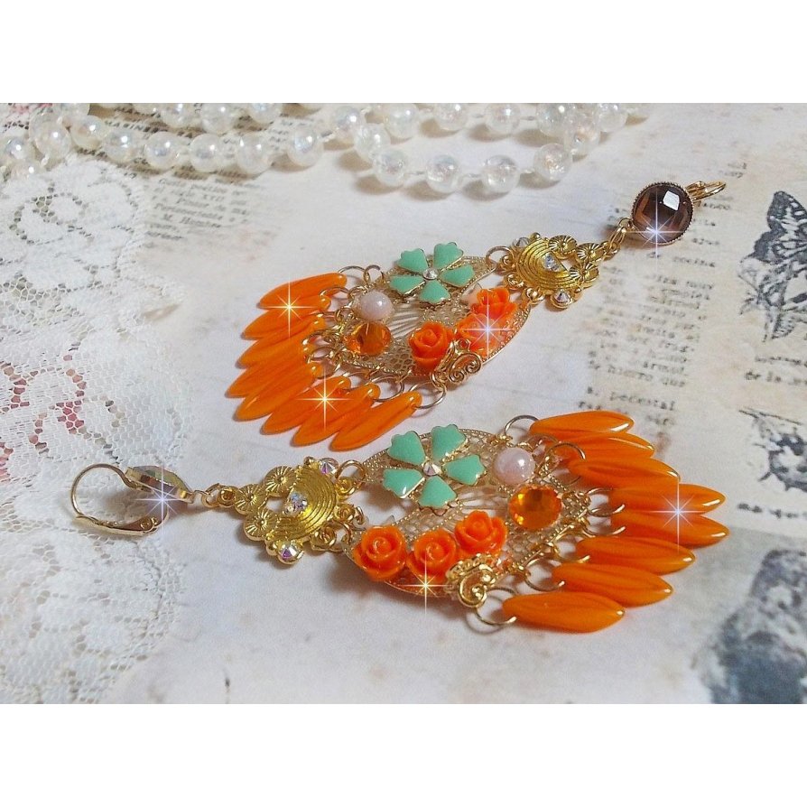 BO Rosengarten Orange Rosen, kreiert mit Strasssteinen und Cabochons aus Swarovski-Kristall, Blumen, orangefarbenen Dolchen, Glascabochons und hochwertigen Accessoires