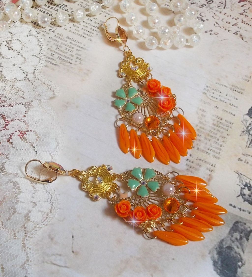 BO Rosengarten Orange Rosen, kreiert mit Strasssteinen und Cabochons aus Swarovski-Kristall, Blumen, orangefarbenen Dolchen, Glascabochons und hochwertigen Accessoires