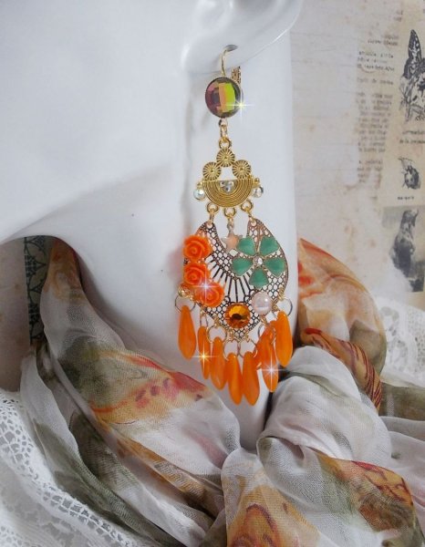 BO Rosengarten Orange Rosen, kreiert mit Strasssteinen und Cabochons aus Swarovski-Kristall, Blumen, orangefarbenen Dolchen, Glascabochons und hochwertigen Accessoires