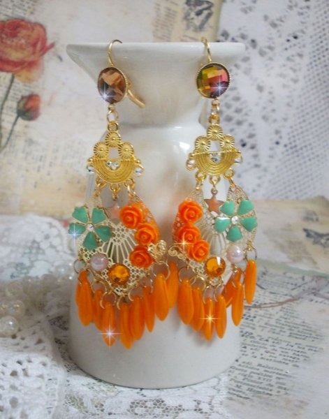 BO Rosengarten Orange Rosen, kreiert mit Strasssteinen und Cabochons aus Swarovski-Kristall, Blumen, orangefarbenen Dolchen, Glascabochons und hochwertigen Accessoires