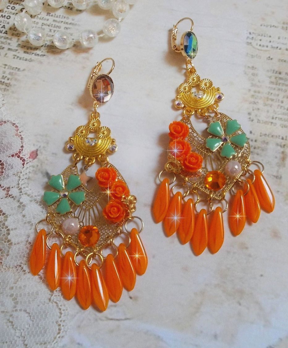 BO Rosengarten Orange Rosen, kreiert mit Strasssteinen und Cabochons aus Swarovski-Kristall, Blumen, orangefarbenen Dolchen, Glascabochons und hochwertigen Accessoires