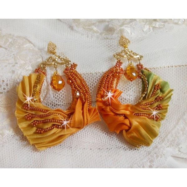 BO Rumba bestickt mit Swarovski-Kristallen, Facetten, Perlmuttperlen und Einlagen auf einem Seidenband ( dem Shibori)