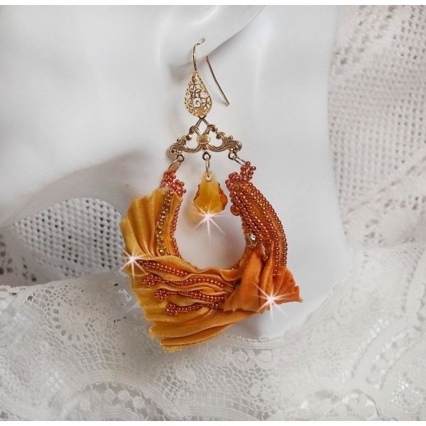 BO Rumba bestickt mit Swarovski-Kristallen, Facetten, Perlmuttperlen und Einlagen auf einem Seidenband ( dem Shibori)