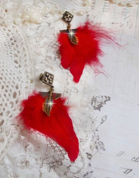 BO Sagesse Am&eacute;rindienne avec des plumes rouge vif, breloques, plumes et clous d'oreilles en m&eacute;tal Bronze