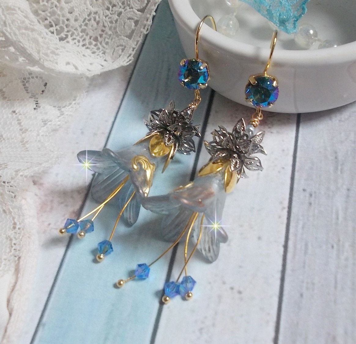 BO Sensations Gold und Blau kreiert mit handgemalten Trompetenblumen, Kristallen, Glasblumen und vergoldeten Accessoires