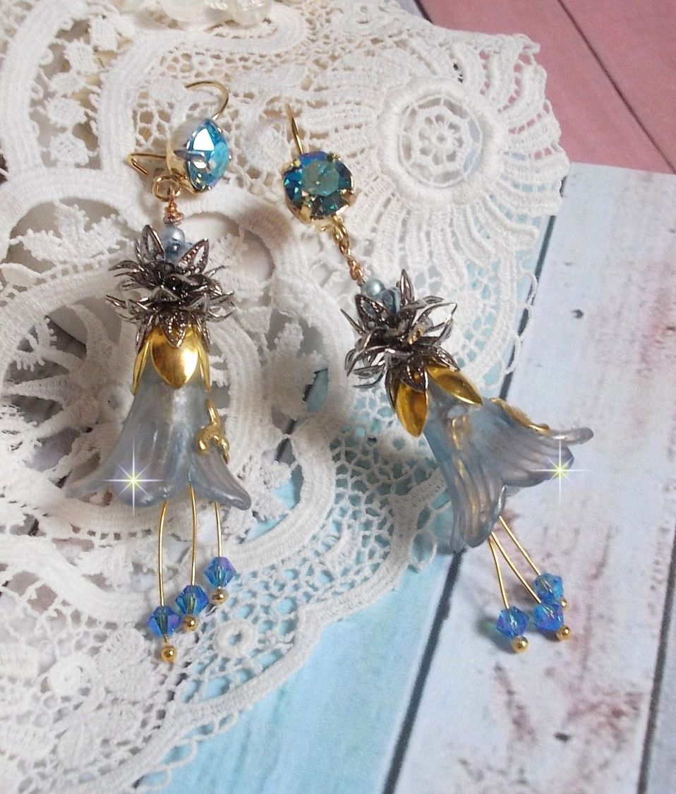 BO Sensations Gold und Blau kreiert mit handgemalten Trompetenblumen, Kristallen, Glasblumen und vergoldeten Accessoires