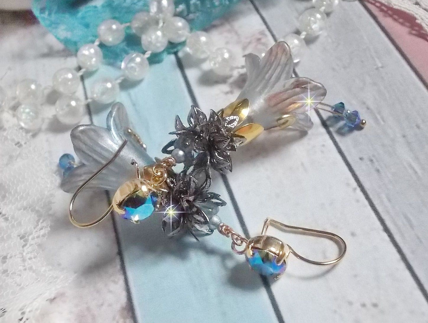 BO Sensations Gold und Blau kreiert mit handgemalten Trompetenblumen, Kristallen, Glasblumen und vergoldeten Accessoires