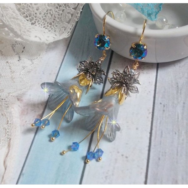 BO Sensations Gold und Blau kreiert mit handgemalten Trompetenblumen, Kristallen, Glasblumen und vergoldeten Accessoires