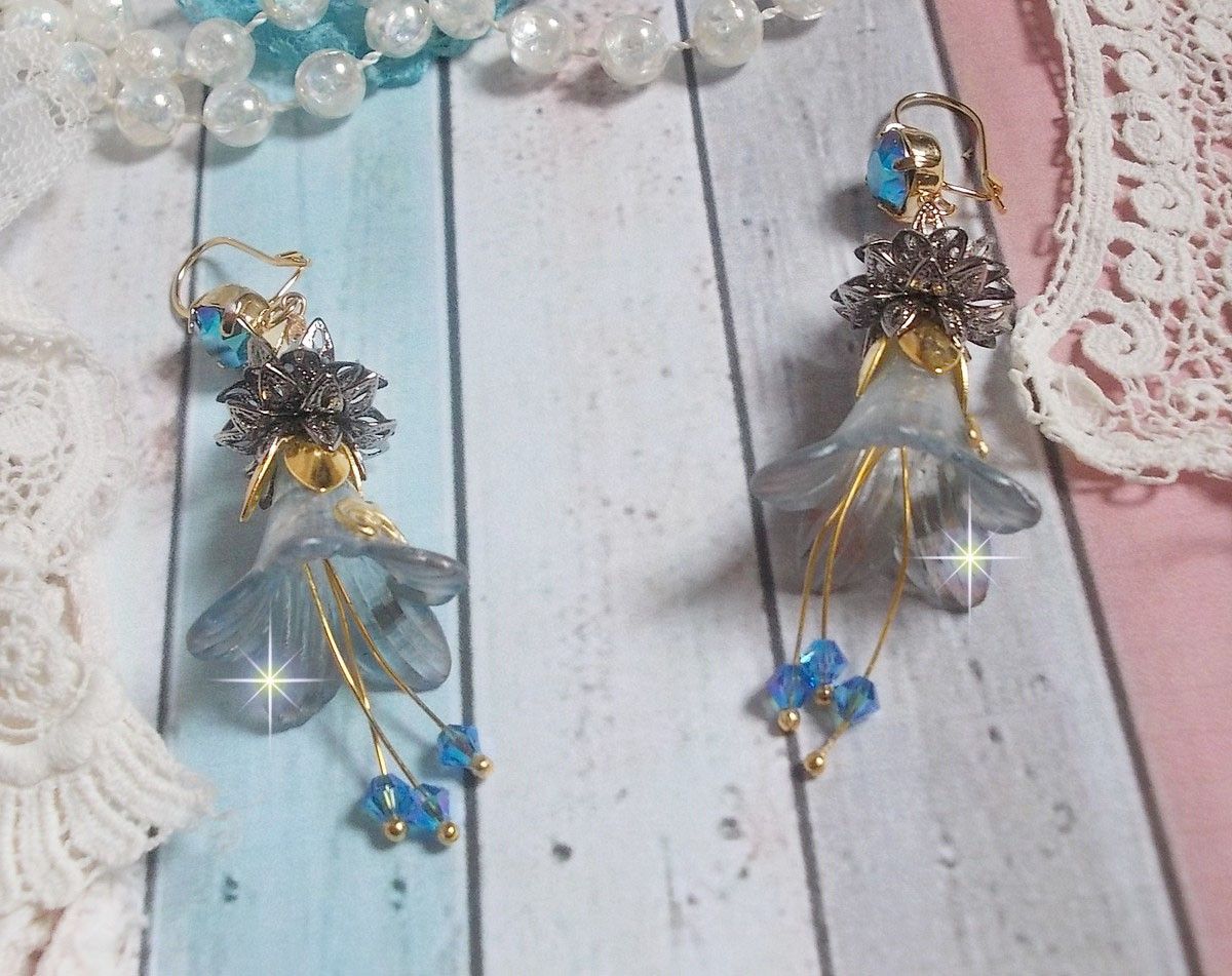 BO Sensations Gold und Blau kreiert mit handgemalten Trompetenblumen, Kristallen, Glasblumen und vergoldeten Accessoires