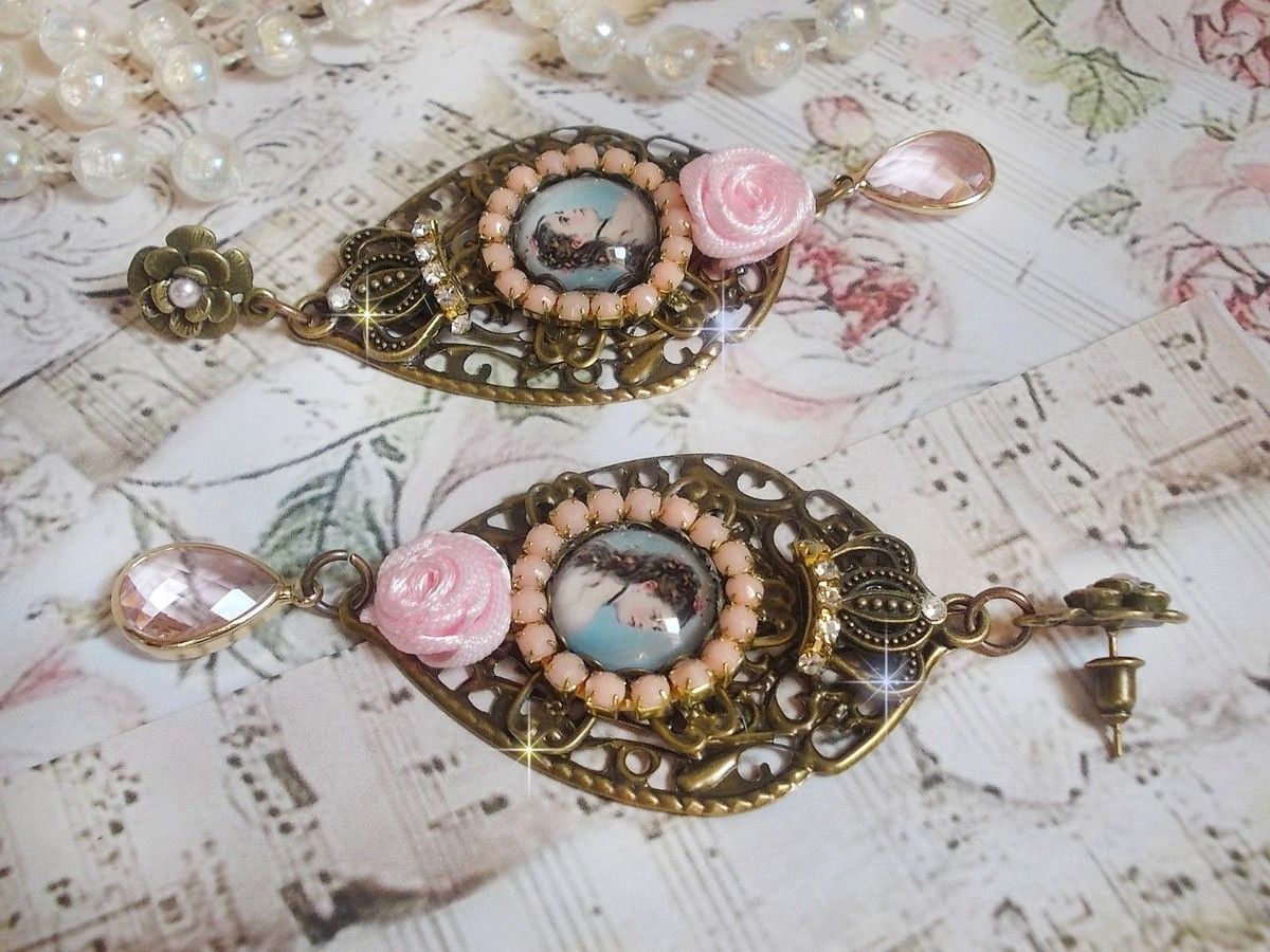 BO Sissi Kaiserin kreiert mit Glaslupen-Cabochons, die Sissi Kaiserin darstellen, Kristallen, Glasperlen, kleinen Blumen und verschiedenen Accessoires in der Farbe Bronze.