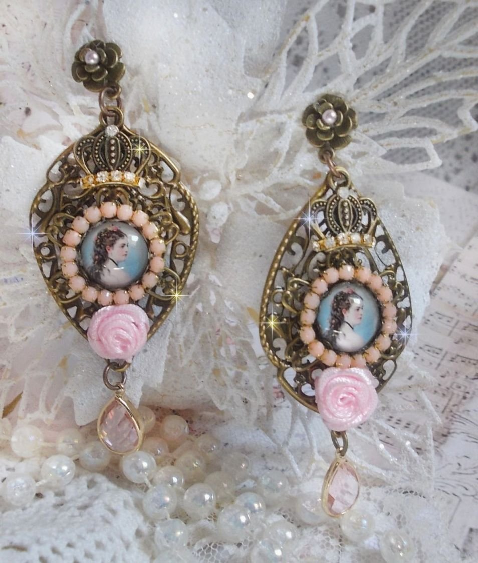 BO Sissi Kaiserin kreiert mit Glaslupen-Cabochons, die Sissi Kaiserin darstellen, Kristallen, Glasperlen, kleinen Blumen und verschiedenen Accessoires in der Farbe Bronze.