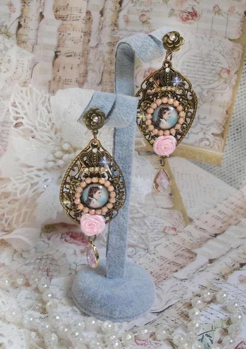 BO Sissi Kaiserin kreiert mit Glaslupen-Cabochons, die Sissi Kaiserin darstellen, Kristallen, Glasperlen, kleinen Blumen und verschiedenen Accessoires in der Farbe Bronze.