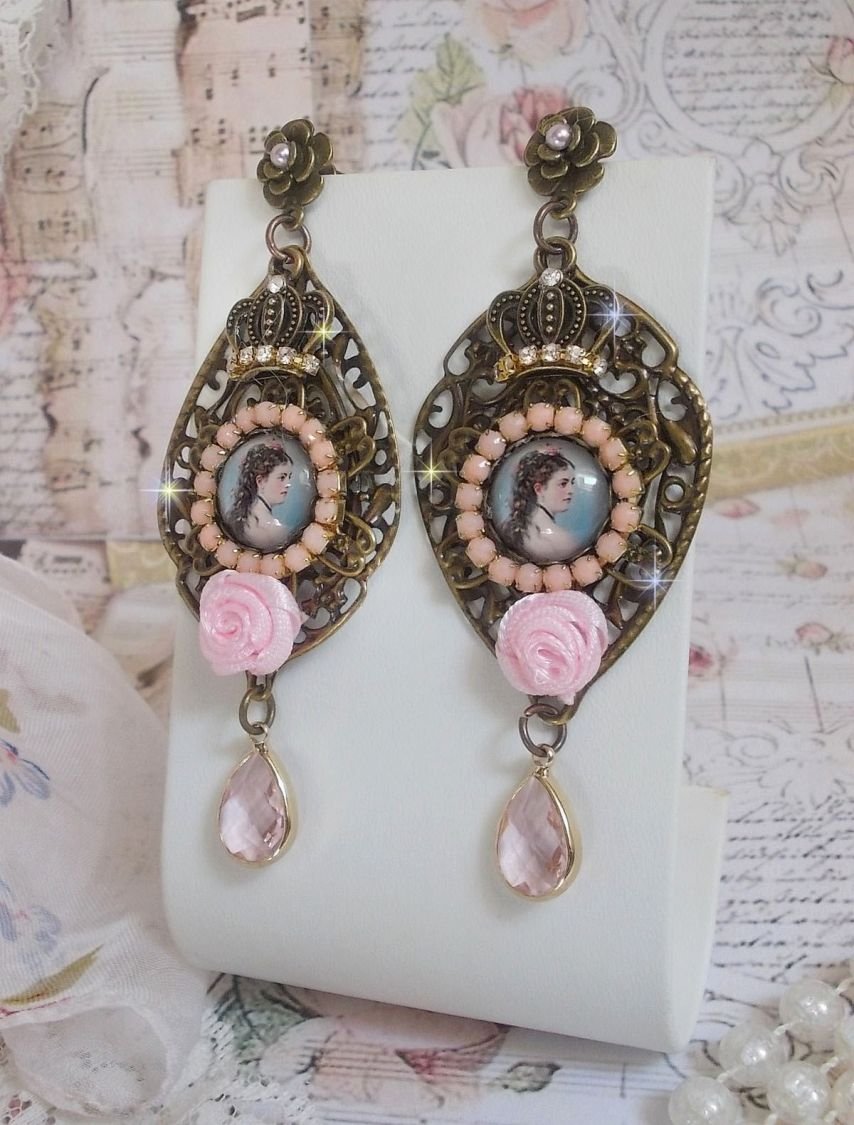 BO Sissi Kaiserin kreiert mit Glaslupen-Cabochons, die Sissi Kaiserin darstellen, Kristallen, Glasperlen, kleinen Blumen und verschiedenen Accessoires in der Farbe Bronze.