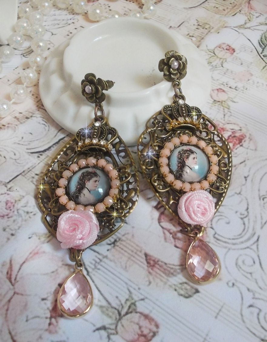 BO Sissi Kaiserin kreiert mit Glaslupen-Cabochons, die Sissi Kaiserin darstellen, Kristallen, Glasperlen, kleinen Blumen und verschiedenen Accessoires in der Farbe Bronze.