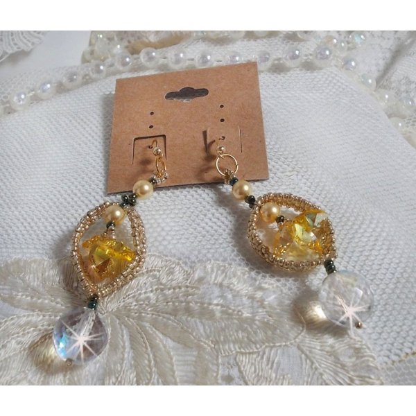 BO Bo'Soleil mit Herzen in Swarovski-Kristall, Perlmuttperlen in Gold und Ohrhaken in 14 Karat Gold Filled montiert