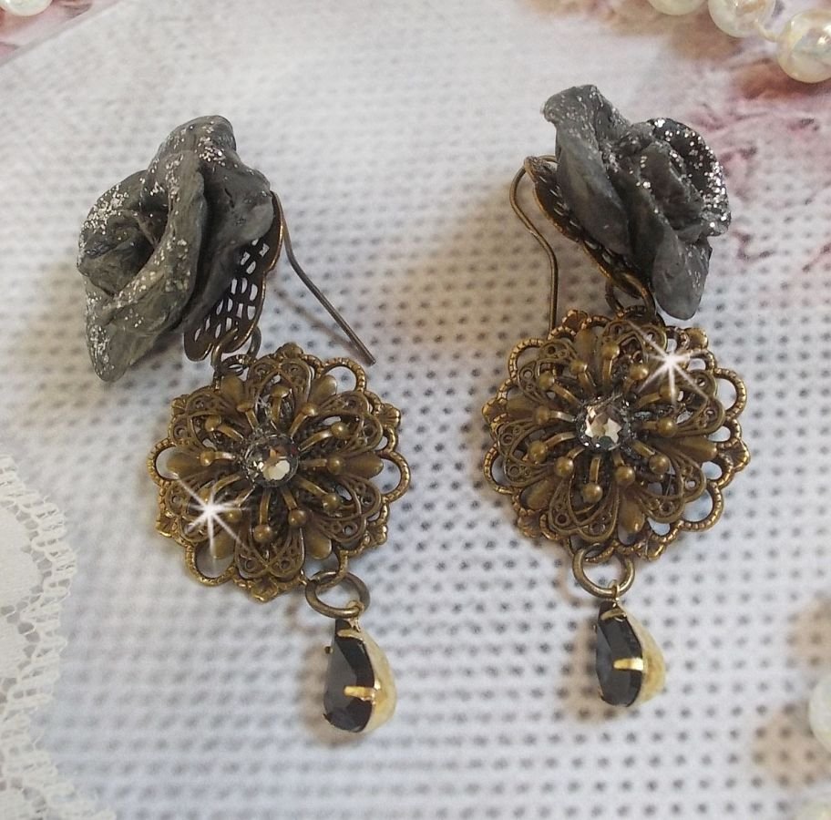 BO Steampunk Queen kreiert mit schwarzen Porzellanrosen, Swarovski-Kristall-Cabochons, Glastropfen und Messing-Accessoires