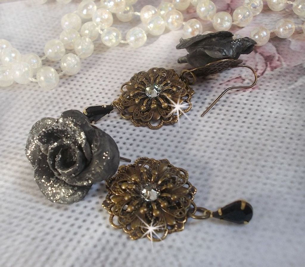 BO Steampunk Queen kreiert mit schwarzen Porzellanrosen, Swarovski-Kristall-Cabochons, Glastropfen und Messing-Accessoires