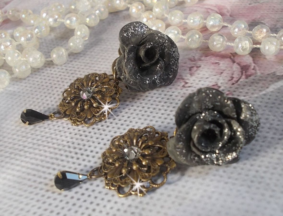 BO Steampunk Queen kreiert mit schwarzen Porzellanrosen, Swarovski-Kristall-Cabochons, Glastropfen und Messing-Accessoires