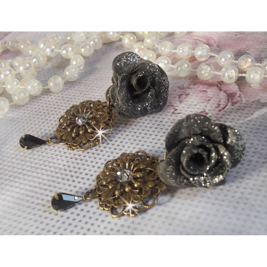 BO Steampunk Queen kreiert mit schwarzen Porzellanrosen, Swarovski-Kristall-Cabochons, Glastropfen und Messing-Accessoires