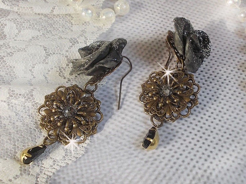 BO Steampunk Queen kreiert mit schwarzen Porzellanrosen, Swarovski-Kristall-Cabochons, Glastropfen und Messing-Accessoires