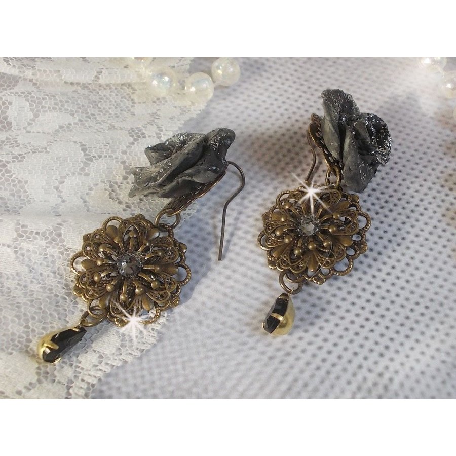 BO Steampunk Queen kreiert mit schwarzen Porzellanrosen, Swarovski-Kristall-Cabochons, Glastropfen und Messing-Accessoires