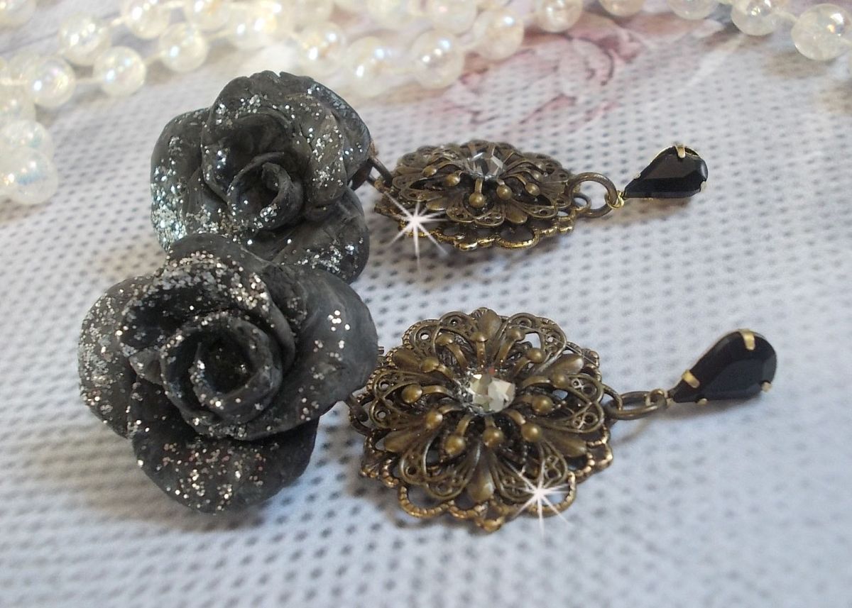 BO Steampunk Queen kreiert mit schwarzen Porzellanrosen, Swarovski-Kristall-Cabochons, Glastropfen und Messing-Accessoires