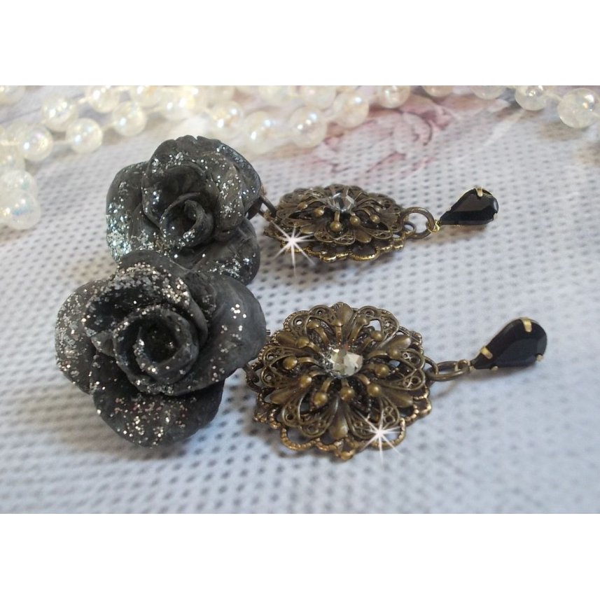 BO Steampunk Queen kreiert mit schwarzen Porzellanrosen, Swarovski-Kristall-Cabochons, Glastropfen und Messing-Accessoires